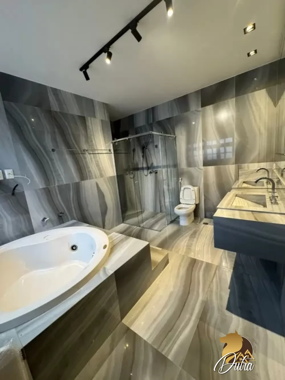 Padrão Jardim Europa 240m² 04 Dormitórios 02 Suítes 3 Vagas