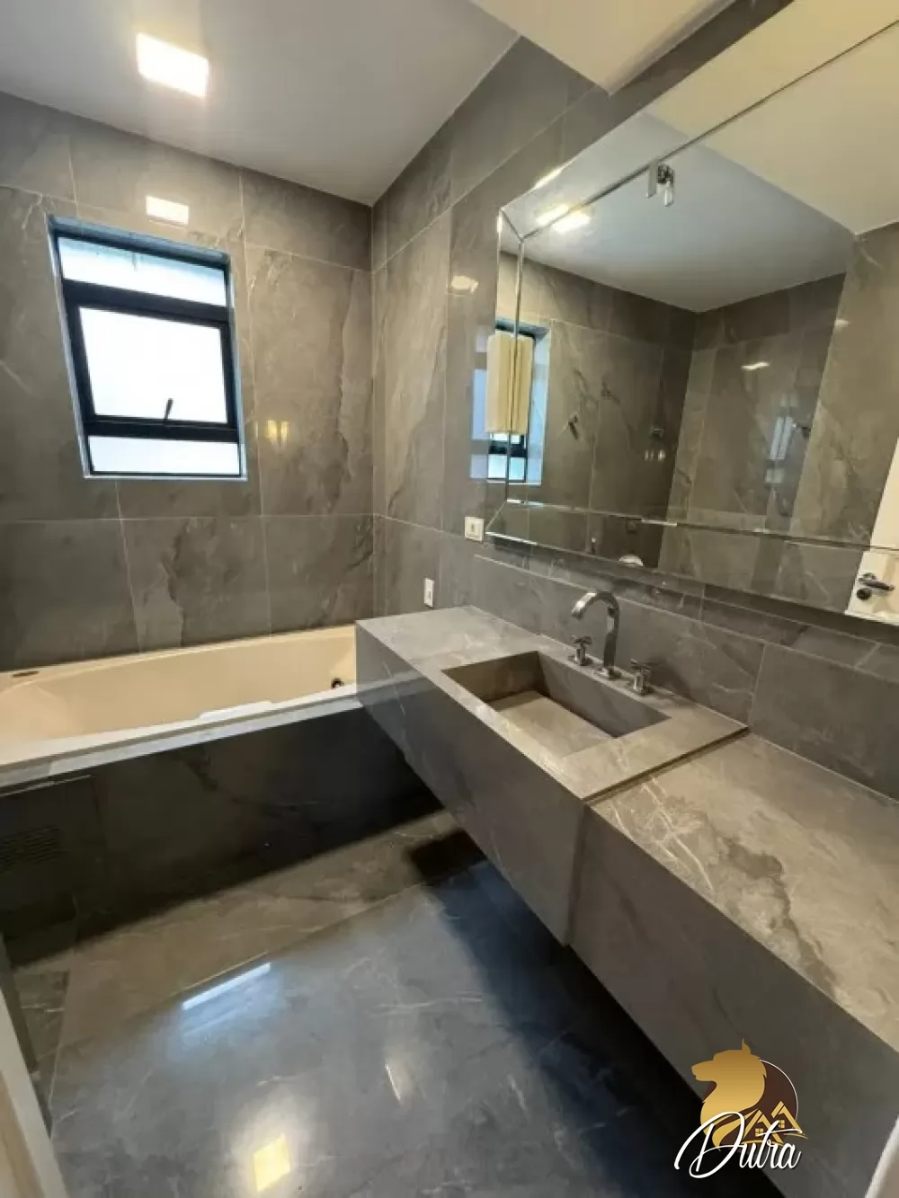 Padrão Jardim Europa 240m² 04 Dormitórios 02 Suítes 3 Vagas
