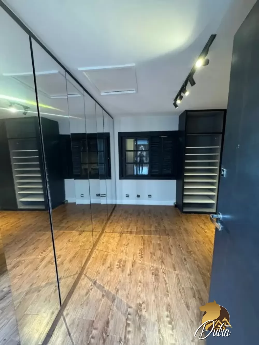 Padrão Jardim Europa 240m² 04 Dormitórios 02 Suítes 3 Vagas