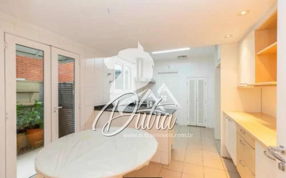 Casa de Condomínio Santo Amaro 300m² 04 Dormitórios 02 Suítes 4 Vagas