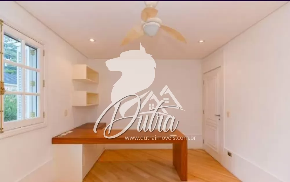 Casa de Condomínio Santo Amaro 300m² 04 Dormitórios 02 Suítes 4 Vagas