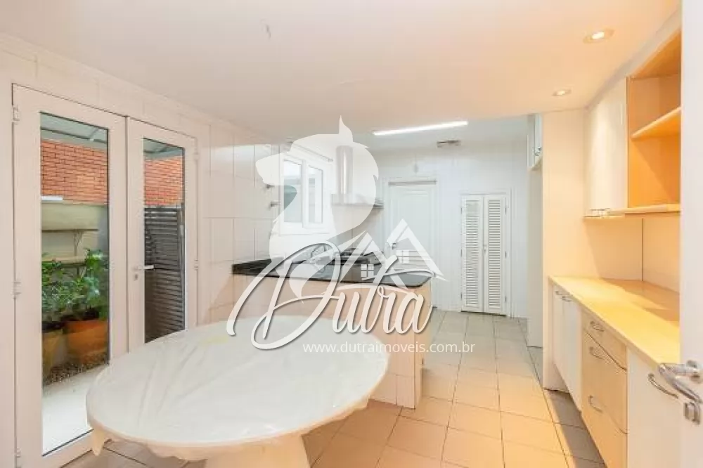 Casa de Condomínio Santo Amaro 300m² 04 Dormitórios 02 Suítes 4 Vagas