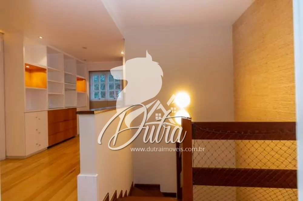 Casa de Condomínio Santo Amaro 300m² 04 Dormitórios 02 Suítes 4 Vagas