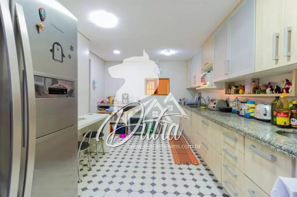 Casa de Condomínio Brooklin 180m² 04 Dormitórios 03 Suítes 4 Vagas