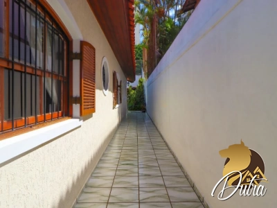 Padrão Jardim Morumbi 460m² 04 Dormitórios 02 Suítes 4 Vagas